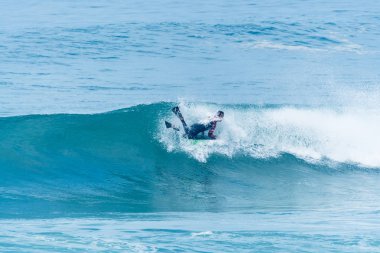 Bodyboarder sörf okyanus dalgası