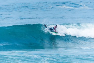 Bodyboarder sörf okyanus dalgası