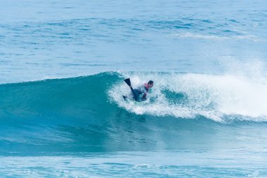 Bodyboarder sörf okyanus dalgası