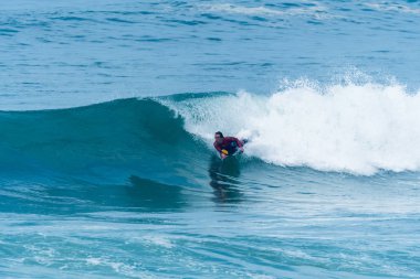 Bodyboarder sörf okyanus dalgası