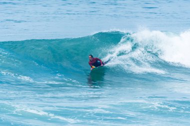 Bodyboarder sörf okyanus dalgası