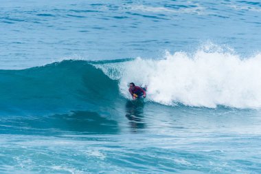 Bodyboarder sörf okyanus dalgası