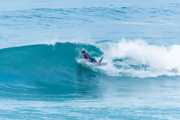 Bodyboarder sörf okyanus dalgası