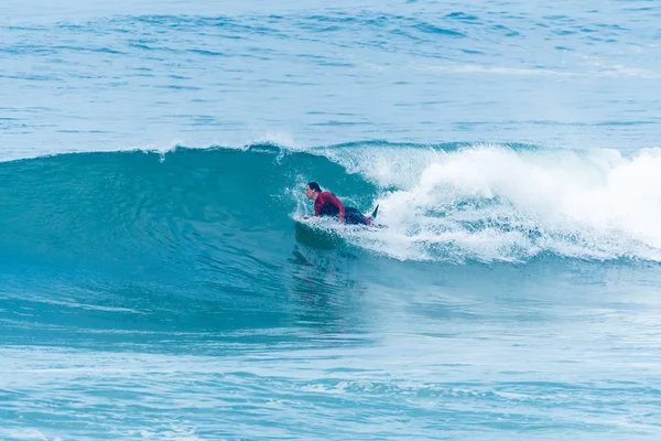 Bodyboarder surfen ocean wave — Stockfoto