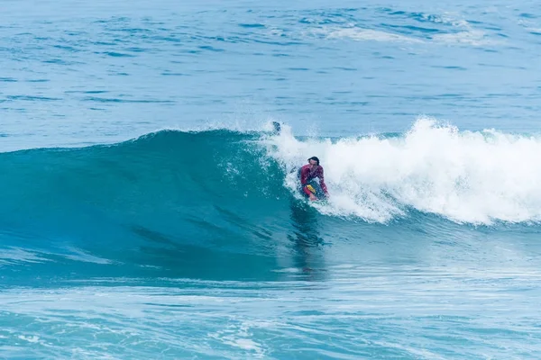 Bodyboarder surfen ocean wave — Stockfoto