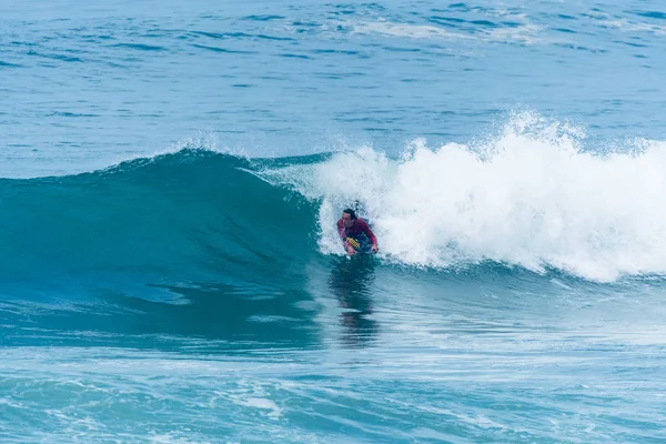 Bodyboarder surfing ocean bølge - Stock-foto