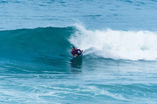 Bodyboarder surfen ocean wave — Stockfoto