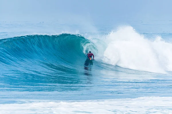 Bodyboarder surft auf der Meereswelle — Stockfoto