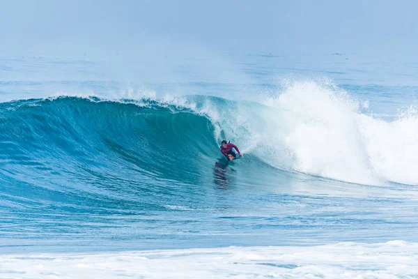 Bodyboarder surft auf der Meereswelle — Stockfoto