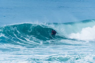 Bodyboarder sörf okyanus dalgası