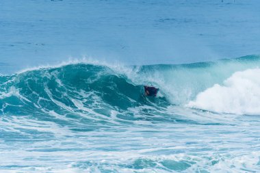 Bodyboarder sörf okyanus dalgası