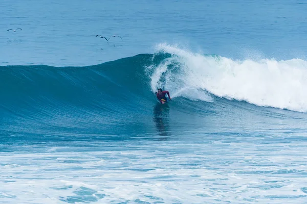 Bodyboarder surfing gelombang laut — Stok Foto