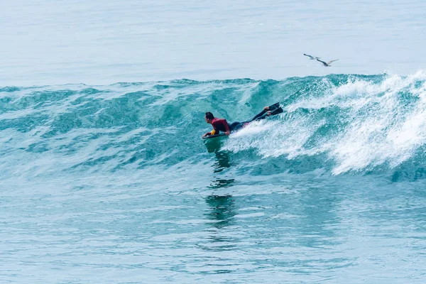 Bodyboarder surft auf der Meereswelle — Stockfoto