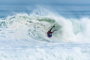 Bodyboarder sörf okyanus dalgası