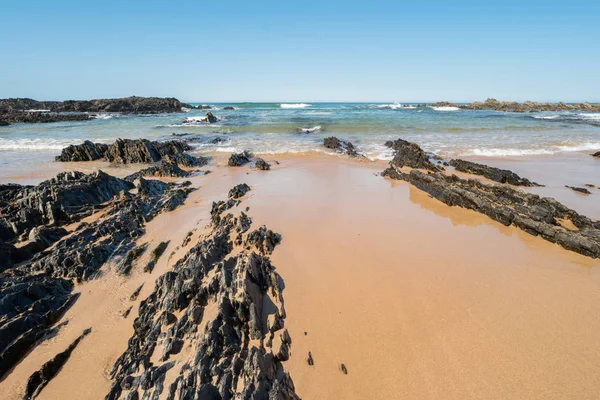 Playa con rocas en Almograve —  Fotos de Stock