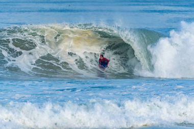 Bodyboarder sörf okyanus dalgası