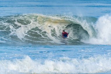 Bodyboarder sörf okyanus dalgası