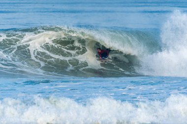 Bodyboarder sörf okyanus dalgası