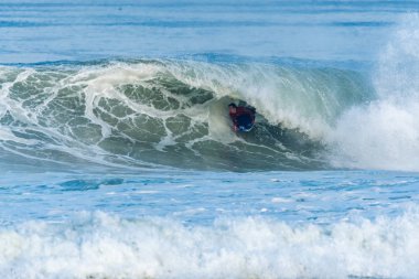 Bodyboarder sörf okyanus dalgası