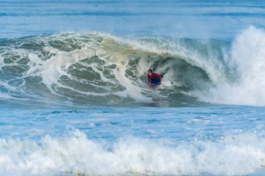 Bodyboarder sörf okyanus dalgası