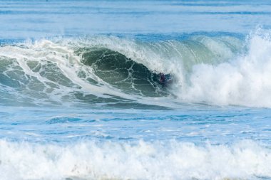 Bodyboarder sörf okyanus dalgası