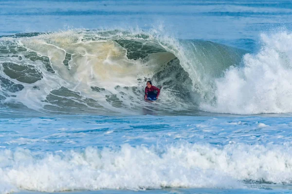 Bodyboarder surfing ocean wave — Stock Photo, Image