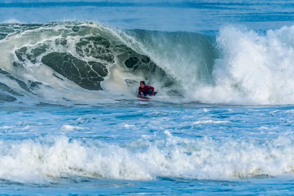 Bodyboarder szörfözés ocean wave — Stock Fotó