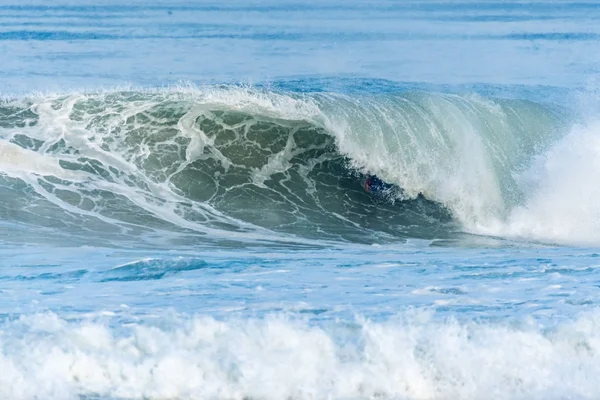 Bodyboarder szörfözés ocean wave — Stock Fotó