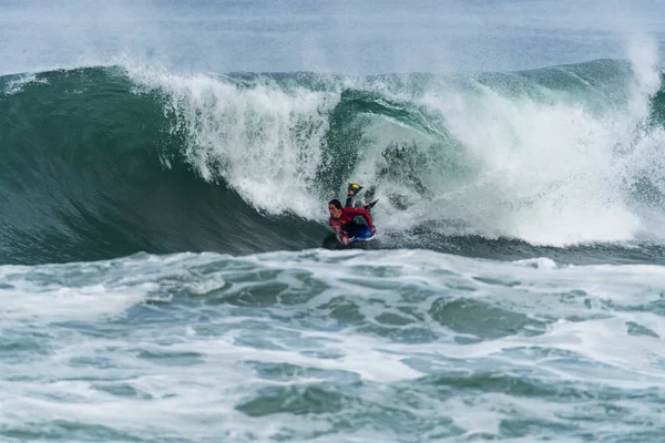 Bodyboarder surfing ocean fala — Zdjęcie stockowe