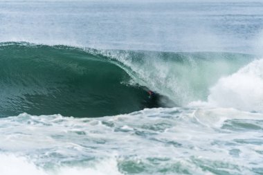 Bodyboarder sörf okyanus dalgası