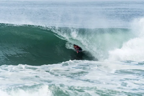 Bodyboarder surfen ocean wave — Stockfoto