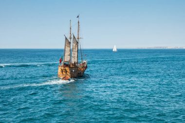 Turistler ahşap yolu