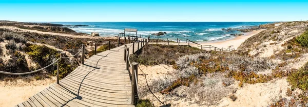 Praia com rochas em Almograve — Fotografia de Stock