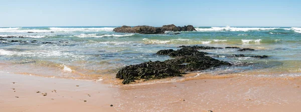 Praia com rochas em Almograve — Fotografia de Stock