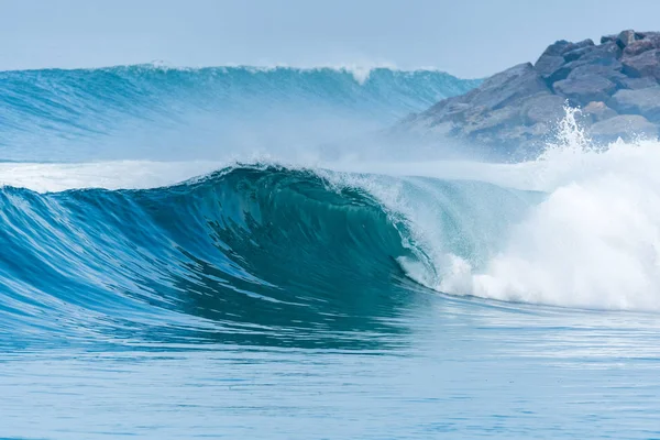 Атлантические волны Португалии — стоковое фото