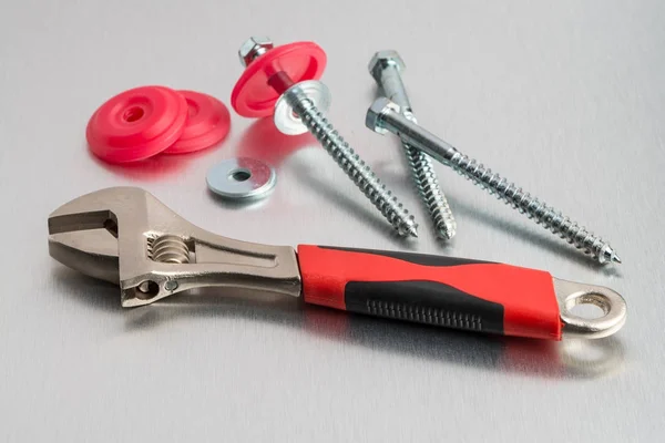 Spanner tool and screws — Stock Photo, Image