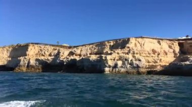 Carvoeiro yakınlarındaki Rocky sahili.