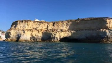 Carvoeiro yakınlarındaki Rocky sahili.