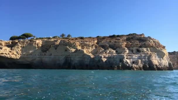 Costa rocosa cerca de Carvoeiro — Vídeos de Stock