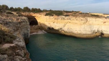 Carvoeiro yakınlarındaki Rocky sahili.