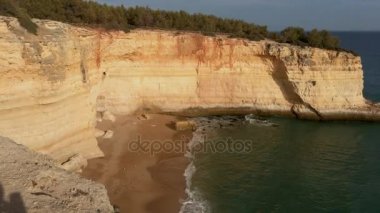Carvoeiro yakınlarındaki Rocky sahili.