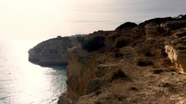 Carvoeiro yakınlarındaki Rocky sahili.