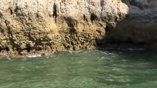 Costa rocciosa vicino a Carvoeiro — Video Stock