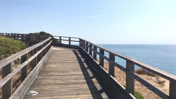 Dřevěný chodník na krásnou pláž Carvoeiro — Stock video