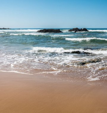 Almograve 'de taşlı plaj