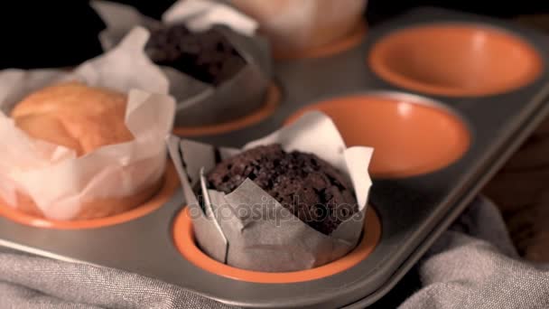 Leckere hausgemachte Muffins — Stockvideo