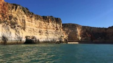 Carvoeiro yakınlarındaki Rocky sahili.