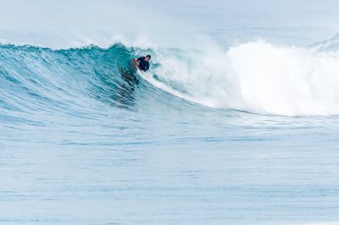 Bodyboarder sörf okyanus dalgası