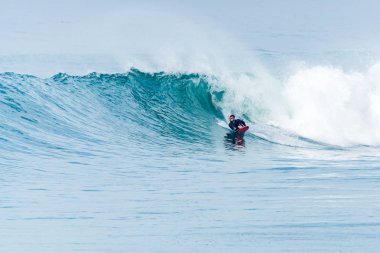 Bodyboarder sörf okyanus dalgası