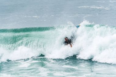 Bodyboarder sörf okyanus dalgası